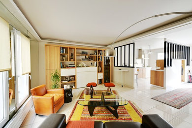 Inspiration pour un grand salon design ouvert avec une salle de réception, un mur blanc et un sol blanc.