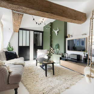 Modernes Wohnzimmer mit weißer Wandfarbe, Wand-TV, weißem Boden und gewölbter Decke in Lyon