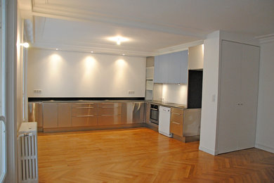 Idée de décoration pour un salon minimaliste de taille moyenne et ouvert avec un mur blanc.