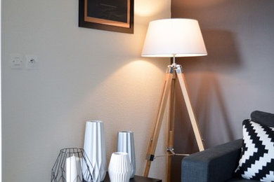 Cette image montre un petit salon minimaliste ouvert avec un mur beige et parquet clair.