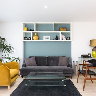 Exemple d'un salon scandinave de taille moyenne et ouvert avec un sol en bois clair, une salle de réception, un mur blanc et un sol beige.