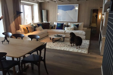 Foto di un grande soggiorno design aperto con libreria, pareti beige, parquet chiaro, parete attrezzata e pavimento beige
