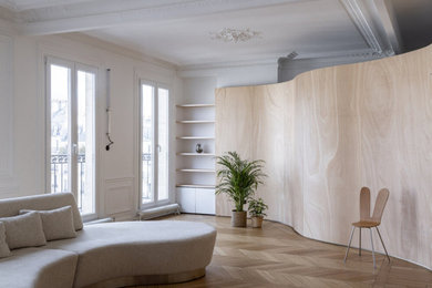 パリにあるコンテンポラリースタイルのおしゃれな寝室 (白い壁、淡色無垢フローリング、板張り壁)