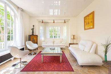 Aménagement d'un salon classique de taille moyenne et fermé avec un mur blanc, un sol en marbre et éclairage.