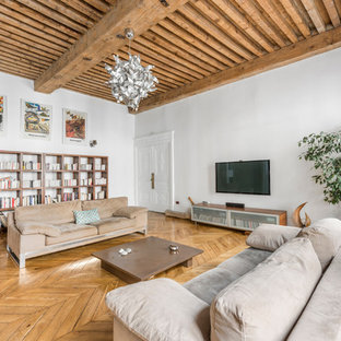 Réalisation d'un salon design de taille moyenne et ouvert avec un sol en bois clair, un téléviseur fixé au mur, un mur blanc et aucune cheminée.