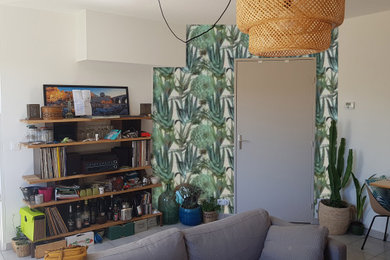 Cette photo montre un petit salon exotique avec du papier peint.