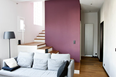 Exemple d'un salon tendance de taille moyenne avec un mur violet, parquet clair et un sol beige.