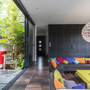 Cette image montre un grand salon ethnique ouvert avec une salle de réception et un mur noir.