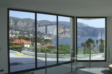 This is an example of a contemporary living room in Nice.