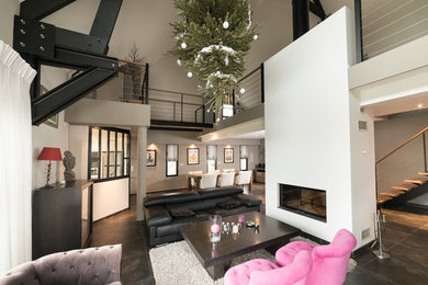 リールにある高級な広いコンテンポラリースタイルのおしゃれなLDK (ベージュの壁、セラミックタイルの床、両方向型暖炉、漆喰の暖炉まわり、壁掛け型テレビ) の写真