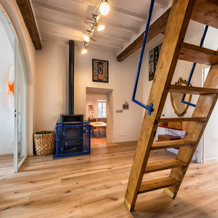 Idee per una scala a rampa dritta eclettica di medie dimensioni con pedata in legno, alzata in legno e parapetto in metallo