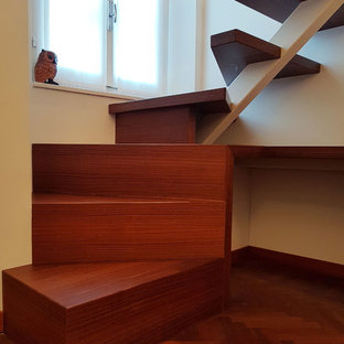 Modelo de escalera en L, moderna, pequeña, con escalones de madera, contrahuellas de madera y barandilla de metal