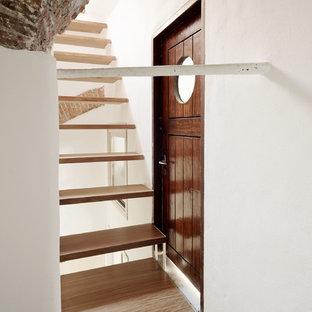 Foto di una scala a rampa dritta mediterranea di medie dimensioni con pedata in legno e nessuna alzata