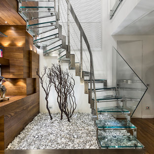 Idées déco pour un petit escalier sans contremarche courbe contemporain avec des marches en verre.