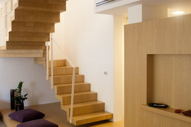 Foto de escalera en U moderna con escalones de madera y contrahuellas de madera