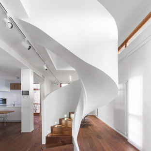 Idee per una scala curva minimal con pedata in legno e alzata in legno