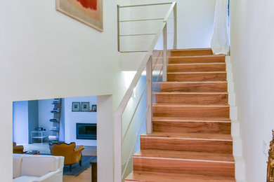 Diseño de escalera recta actual de tamaño medio con escalones de madera y contrahuellas de madera
