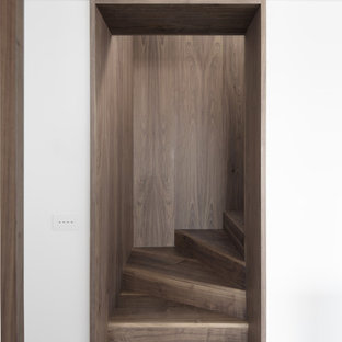 Ispirazione per una piccola scala a "L" design con pedata in legno e alzata in legno