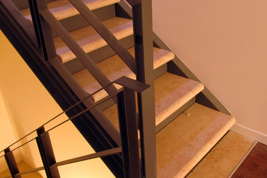 他の地域にある中くらいなコンテンポラリースタイルのおしゃれな折り返し階段 (金属の手すり) の写真