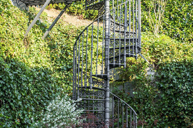 Modelo de escalera de caracol clásica con escalones de metal y contrahuellas de metal