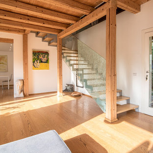 Idee per una scala a "L" minimal con pedata in legno, nessuna alzata e parapetto in vetro