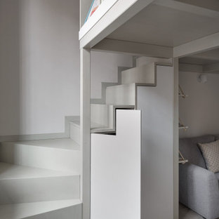 Idee per una piccola scala a "L" nordica con parapetto in legno