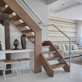 Idee per una scala design con pedata in legno, nessuna alzata e parapetto in metallo