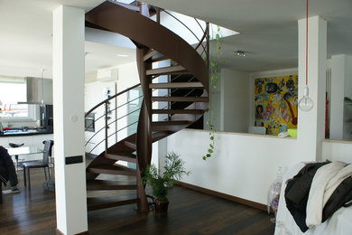 Идея дизайна: винтовая лестница среднего размера в современном стиле с металлическими ступенями и металлическими перилами