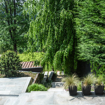 Restauro minimal di un giardino in collina di Torino