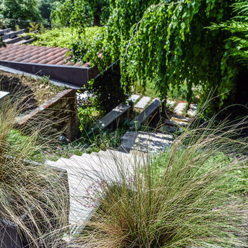 Restauro minimal di un giardino in collina di Torino