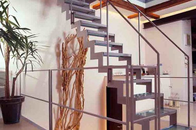 Modelo de escalera suspendida actual pequeña con escalones de vidrio y barandilla de metal