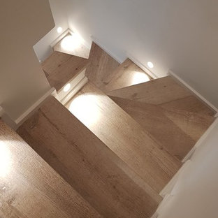 Esempio di una piccola scala a "U" bohémian con pedata piastrellata, alzata in legno verniciato e parapetto in legno