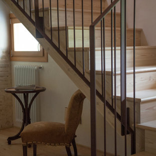 Ispirazione per una scala a "U" stile shabby di medie dimensioni con pedata in legno, alzata in legno e parapetto in metallo