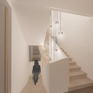 Moderne Marmortreppe mit Marmor-Setzstufen und Mix-Geländer in Catania-Palermo