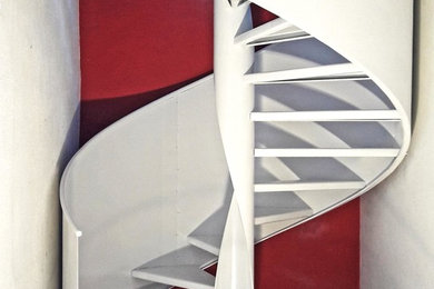 Cette photo montre un escalier industriel.
