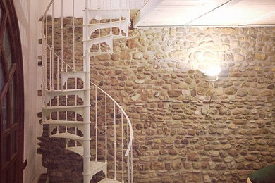 他の地域にある高級な小さなインダストリアルスタイルのおしゃれな階段 (金属の手すり) の写真