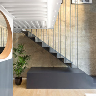 Idee per una scala minimal con pedata in metallo e alzata in metallo