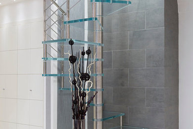Diseño de escalera de caracol contemporánea sin contrahuella con escalones de vidrio