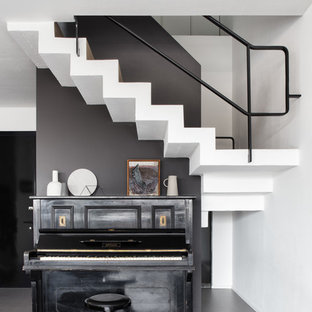 Idee per una scala a "U" design con parapetto in metallo