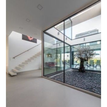 Trasparenza multilivello e cemento a vista per una villa moderna panoramica