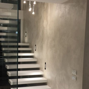 Gerade Moderne Treppe mit Acrylglas-Treppenstufen und Glasgeländer in Sonstige