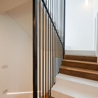 Idee per una scala a "U" design con pedata in legno, alzata in legno e parapetto in metallo