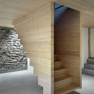 Immagine di una scala a rampa dritta stile rurale di medie dimensioni con pedata in legno, alzata in legno e parapetto in legno