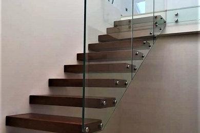 Modelo de escalera suspendida pequeña sin contrahuella con escalones de madera pintada y barandilla de vidrio