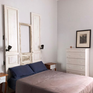 Foto de dormitorio principal, tradicional, grande, con paredes beige, suelo de linóleo, estufa de leña, marco de chimenea de ladrillo y suelo marrón