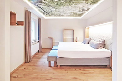 Mittelgroßes Skandinavisches Hauptschlafzimmer mit hellem Holzboden und eingelassener Decke in Dresden