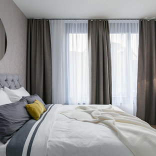 Mittelgroßes Modernes Hauptschlafzimmer ohne Kamin mit weißer Wandfarbe, braunem Holzboden und braunem Boden in Berlin