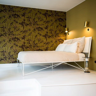Imagen de dormitorio tipo loft, bohemio, pequeño, con paredes verdes, suelo de madera pintada y suelo blanco