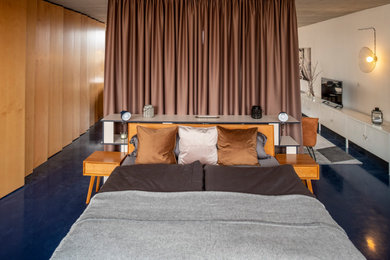 Großes Modernes Schlafzimmer im Loft-Style mit weißer Wandfarbe und blauem Boden in Berlin