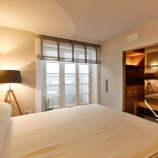 Diseño de dormitorio principal, rústico, de tamaño medio, con paredes beige, suelo de baldosas de cerámica y suelo beige